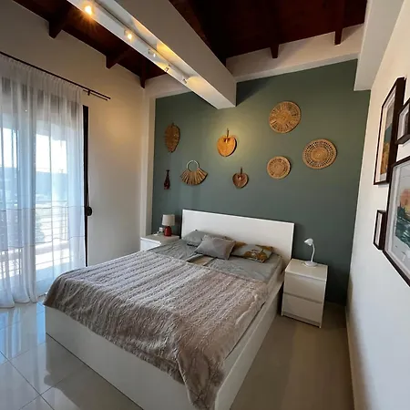 Sea View Apartment *